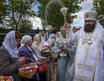 Первая Божественная литургия во временном храме на территории строящегося Преображенского храма в городе Жодино