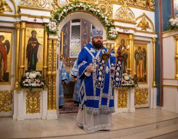 В канун дня почитания иконы Божией Матери «Избавительница» епископ Амвросий совершил всенощное бдение